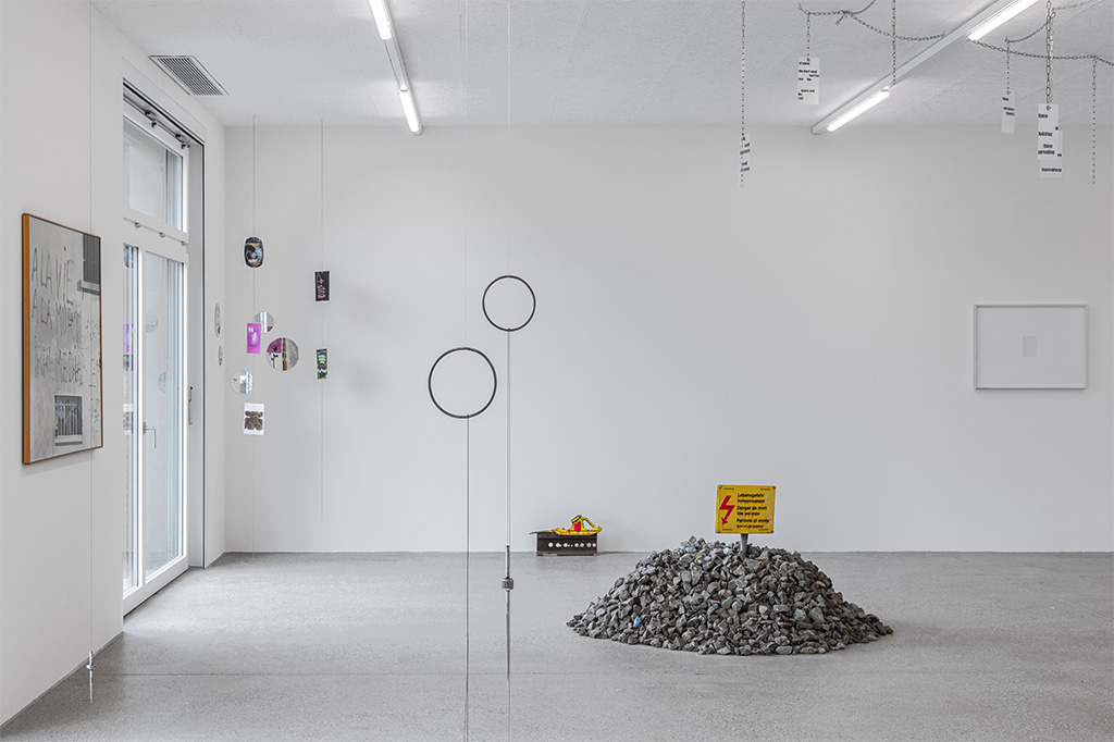 1. Exhibition View Group Show « All my loved ones like to fight » at CALM – Centre d’Art La Meute, Lausanne, 2023 / Photo: Théo Dufloo / Courtesy: the artists and CALM – Centre d’Art La Meute