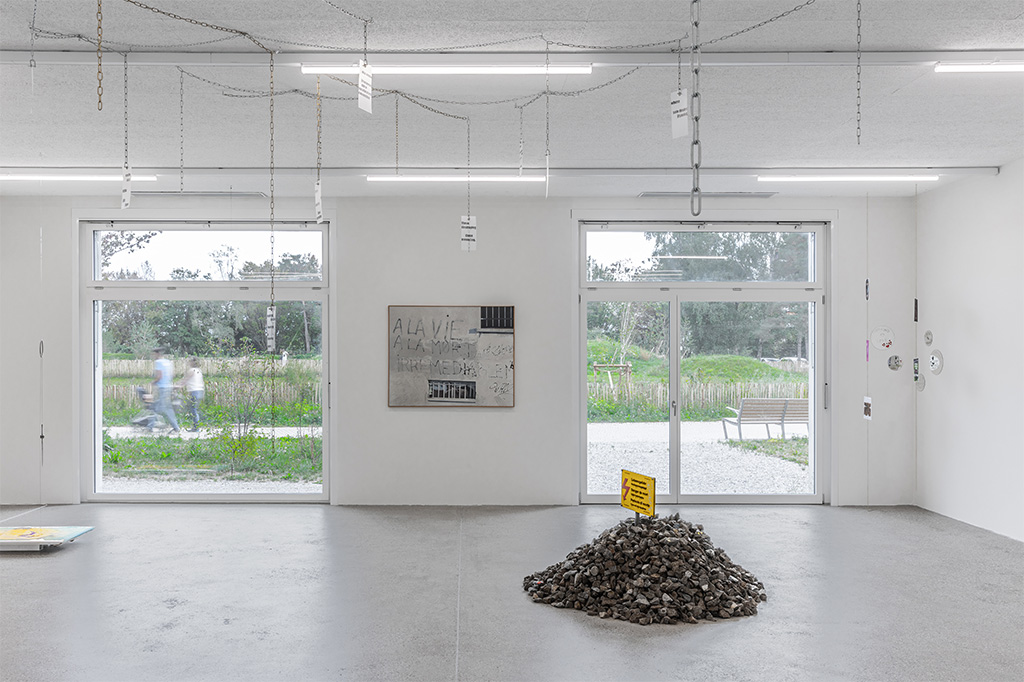 4. Exhibition View Group Show « All my loved ones like to fight » at CALM – Centre d’Art La Meute, Lausanne, 2023 / Photo: Théo Dufloo / Courtesy: the artists and CALM – Centre d’Art La Meute
