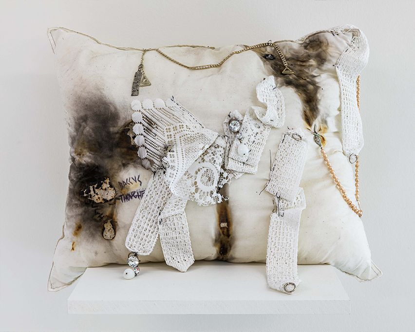 5.	Vue d’exposition «  This is the time of sweet sweet change for us all  »; Élie Autin, Pillow, 2023, coussin cousu main et réhaussé d’ajouts cousus, 60 x 50cm, CALM – Centre d’Art La Meute, Lausanne, Suisse, 2024 / Photo: Théo Duﬂoo / Courtoisie de l’artiste et CALM – Centre d’Art La Meute.
            