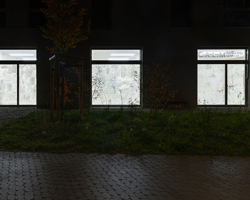 14. Exhibition View Yun Choi Solo Show « The Lounge »; view on Stained Glass, Parc du Loup 3, 2023 at CALM – Centre d’Art La Meute, Lausanne, 2023 / Photo: Théo Dufloo / Courtesy the artist and CALM – Centre d’Art La Meute 