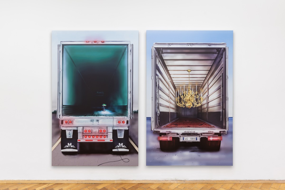 Vue d'exposition, « Above, Below, Between », (g. à d.), Louisa Gagliardi, Green Light, 2025, 180 x 115 cm, vernis à ongles, encre sur PVC ; Louisa Gagliardi, Homecoming, 2025, 180 x 115 cm, vernis à ongles, encre sur PVC, CALM – Centre d’Art La Meute invité par UA26, Vienne, Autriche, 2026 / Photo ©kunst-dokumentation.com / Manuel Carreon Lopez / Courtoisie de l'artiste et Dawid Radziszewski Gallery, Varsovie / Curaté par Oriane Emery & Jean-Rodolphe Petter.