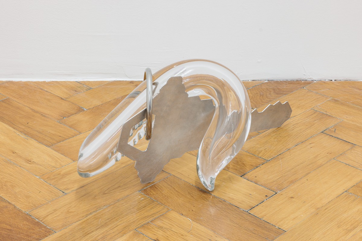 Vue d'exposition, « Above, Below, Between », Andreia Santana, There is no Dreams Underneath My Pillow (4th District), 2024, 30 x 70 x 50 cm, verre soufflé à la main, aluminium, CALM – Centre d’Art La Meute invité par UA26, Vienne, Autriche, 2026 / Photo ©kunst- dokumentation.com / Manuel Carreon Lopez / Courtoisie de l'artiste et Galeria Filomena Soares, Lisbonne / Curaté par Oriane Emery & Jean-Rodolphe Petter.