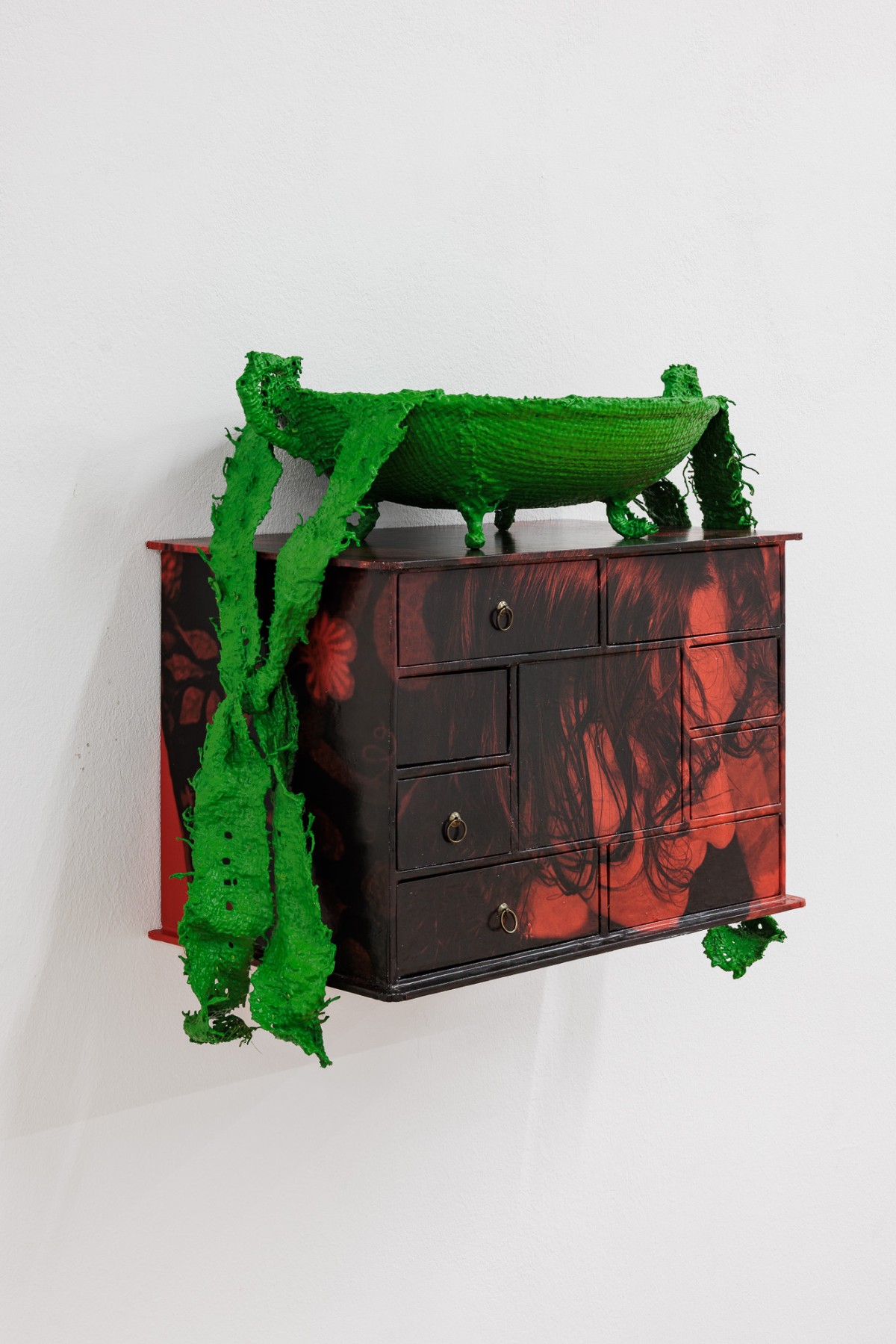 Vue d'exposition, « Above, Below, Between », Lukas Kaufmann, Untitled, 2025/26, 32 x 34 x 16 cm, carton, impression numérique, laiton, laque, jute, étain, CALM – Centre d’Art La Meute invité par UA26, Vienne, Auttriche, 2026 / Photo ©kunst-dokumentation.com / Manuel Carreon Lopez / Courtoisie des artistes / Curaté par Oriane Emery & Jean- Rodolphe Petter.