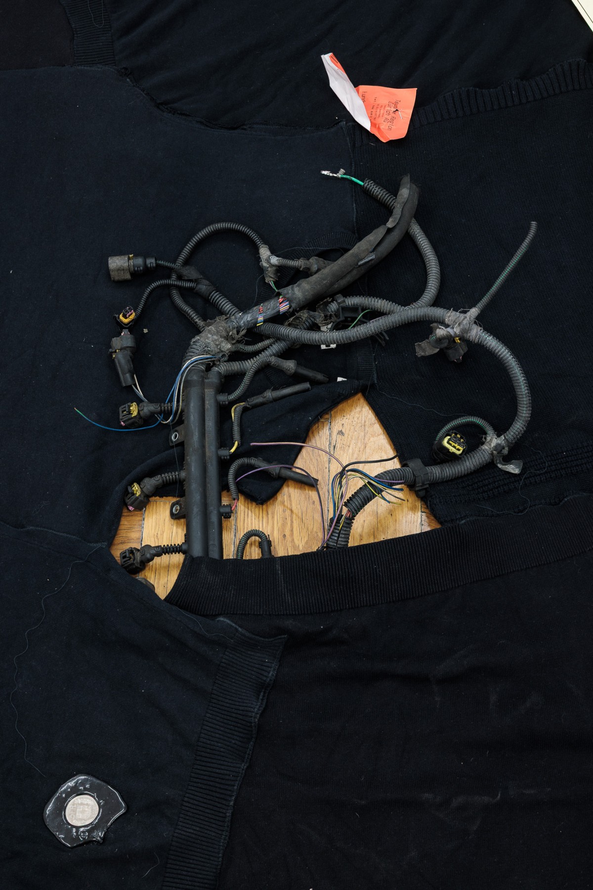 Vue d'exposition, « Above, Below, Between », Alfredo Aceto, Last Cigarette Before I Go, 2024, 300 x 300 x 10 cm, techniques mixtes et résine de pin sur tissu, détail, CALM – Centre d’Art La Meute invité par UA26, Vienne, Autriche, 2026 / Photo ©kunst- dokumentation.com / Manuel Carreon Lopez / Courtoisie de l'artiste / Curaté par Oriane Emery & Jean-Rodolphe Petter.