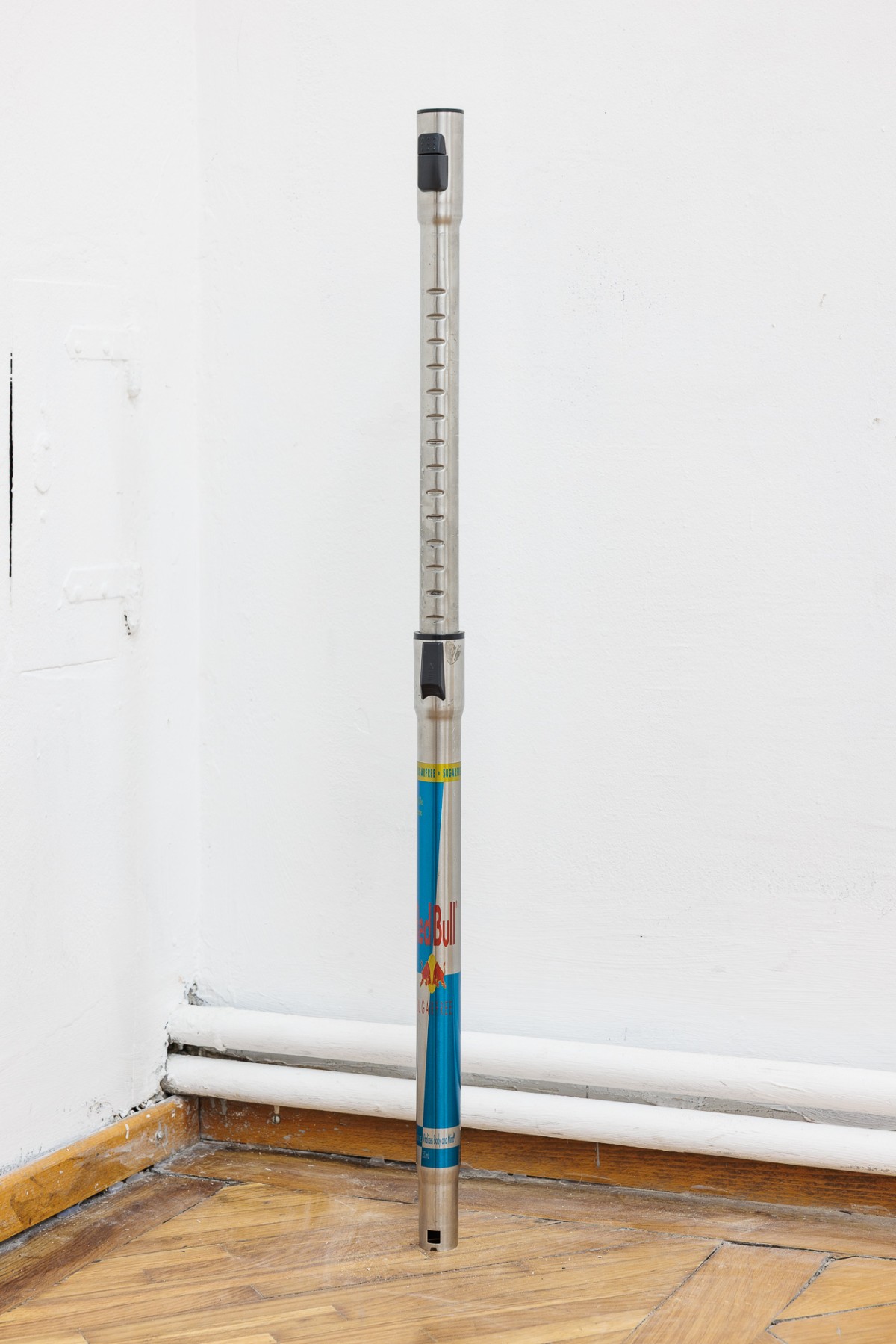 Vue d'exposition, « Above, Below, Between », David Attwood, More Work For Mother, 2025, dimensions variables, impressions numériques sur vinyle, tiges chromées d'aspiration usagées, détail, CALM – Centre d’Art La Meute invité par UA26, Vienne, Autriche, 2026 / Photo ©kunst- dokumentation.com / Manuel Carreon Lopez / Courtoisie de l'artiste et Season 4 Episode 6, Londres / Curaté par Oriane Emery & Jean-Rodolphe Petter.