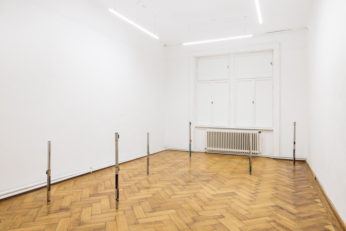 Vue d'exposition, « Above, Below, Between », David Attwood, More Work For Mother, 2025, dimensions variables, impressions numériques sur vinyle, tiges chromées d'aspiration usagées, CALM – Centre d’Art La Meute invité par UA26, Vienne, Autriche, 2026 / Photo ©kunst- dokumentation.com / Manuel Carreon Lopez / Courtoisie de l'artiste et Season 4 Episode 6, Londres / Curaté par Oriane Emery & Jean-Rodolphe Petter.