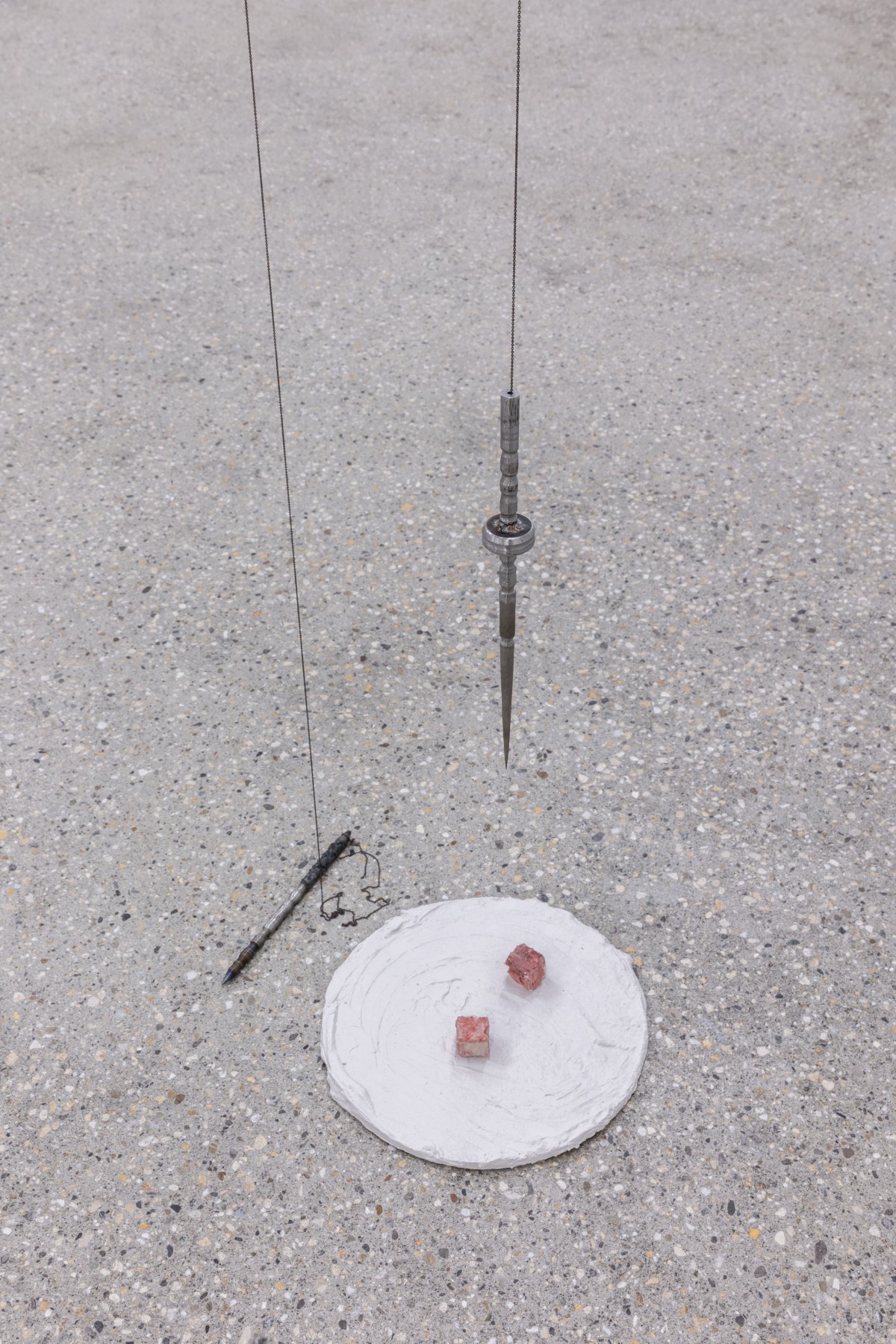 Eva Ayache-Vanderhorst, <em>L’archéologue, la constellation</em>, détail, 2023, installation, peinture à l’huile sur lin, plaque lumineuse, pendules en métal, chaînes, plâtre, polystyrène, dim. variables, photo : Théo Dufloo.