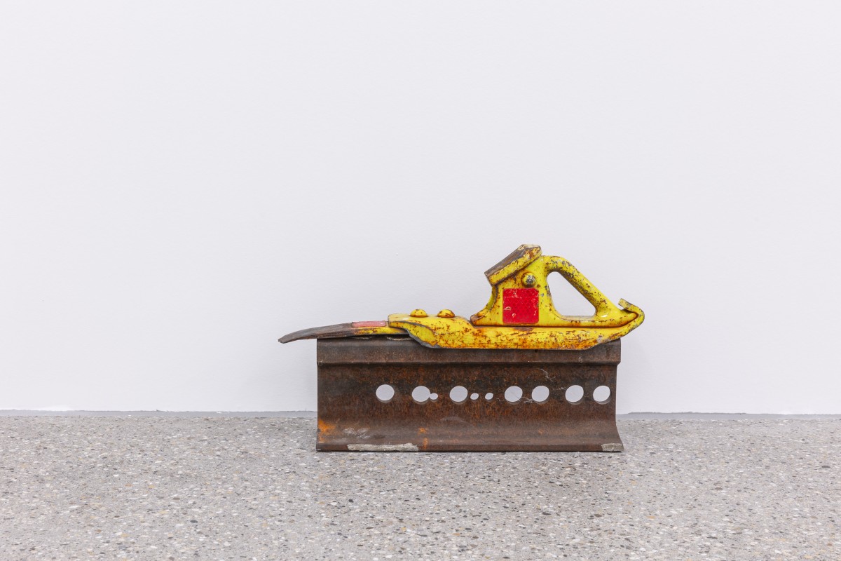 KVALEE, <em>Amours Réels</em>, 2023, installation, ballast, panneau CFF, tronçon derail et frein de train de marchandise, dim. variables, photo : Théo Dufloo.