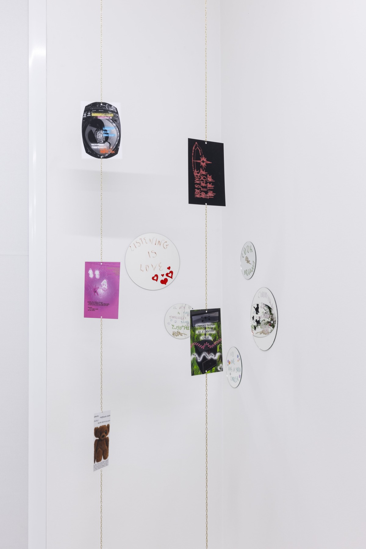 Garance Bonard, <em>Don’t look at yourself</em>, 2023, miroirs, stickers, maquillage, dimensions variables, photo : Théo Dufloo.