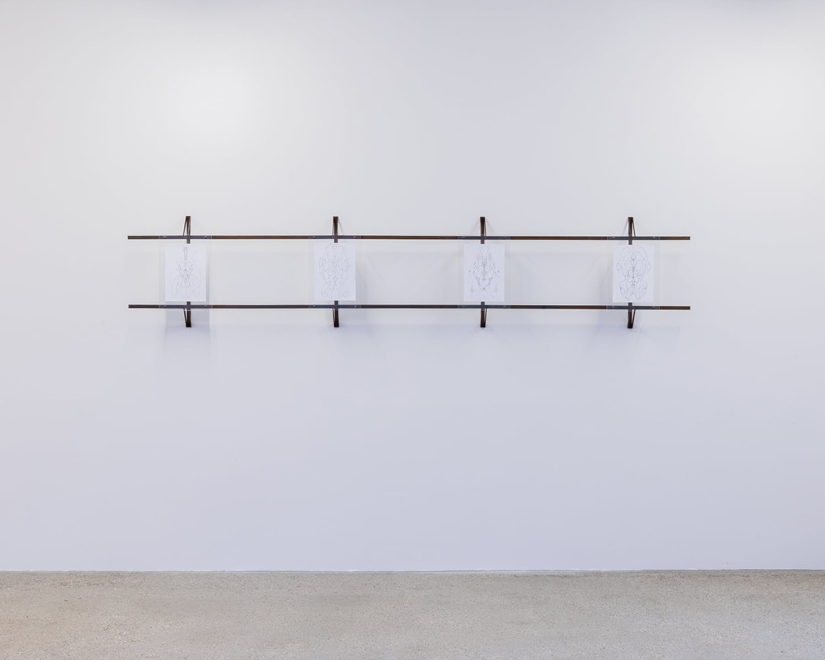 Roy Köhnke<strong>,</strong> <em>Bugs waves (series), </em>dessins sur papier, 35 x 20 x 55 cm, 2021-2023, photo : Théo Dufloo.