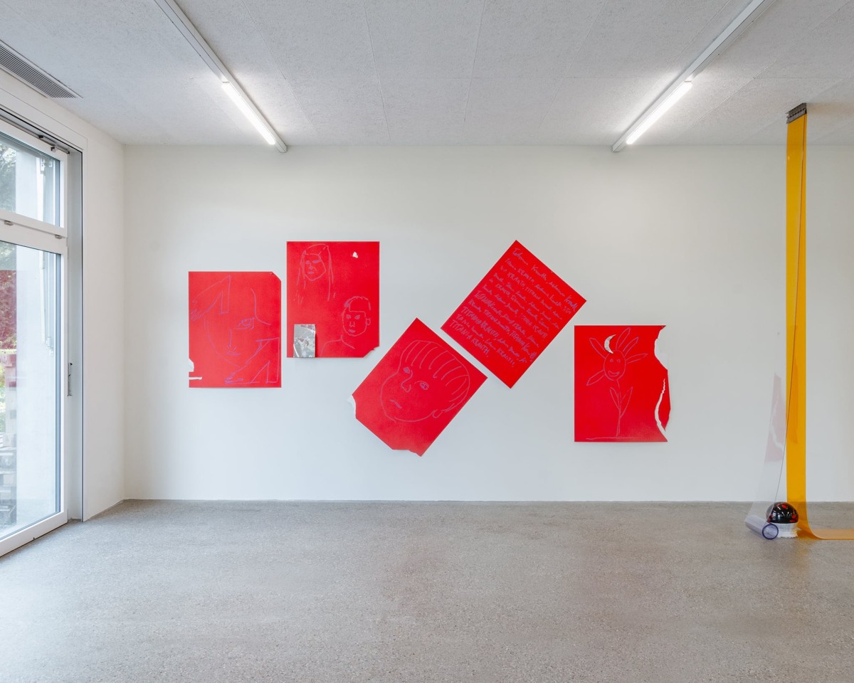 Moritz Krauth<em>, Die Grosse Fresse (La Grande Gueule)</em>, (de g. à dr.) – <em>The Red Thread: Marina; Moritz; Dieter; Felix; Sigrid</em>, dessin, pastel à l’huile, charbon, papier métallique, sur carton, 101 x 81 cm, 2023, photo : Théo Dufloo.