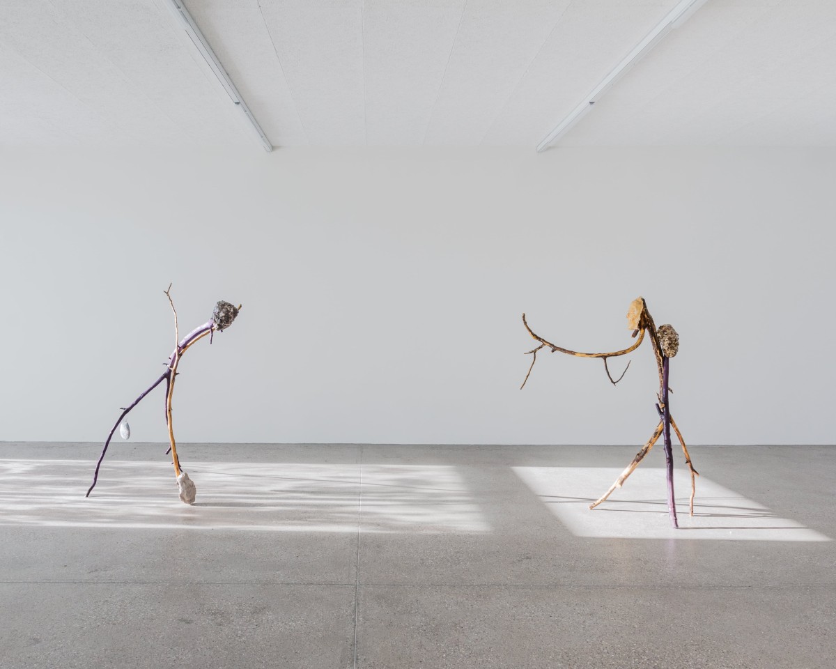 Yun Choi,<strong> </strong><em>Psychics C</em>, glazed ceramics, branches, aqua-résine, fil, 2023, photo : Théo Dufloo.