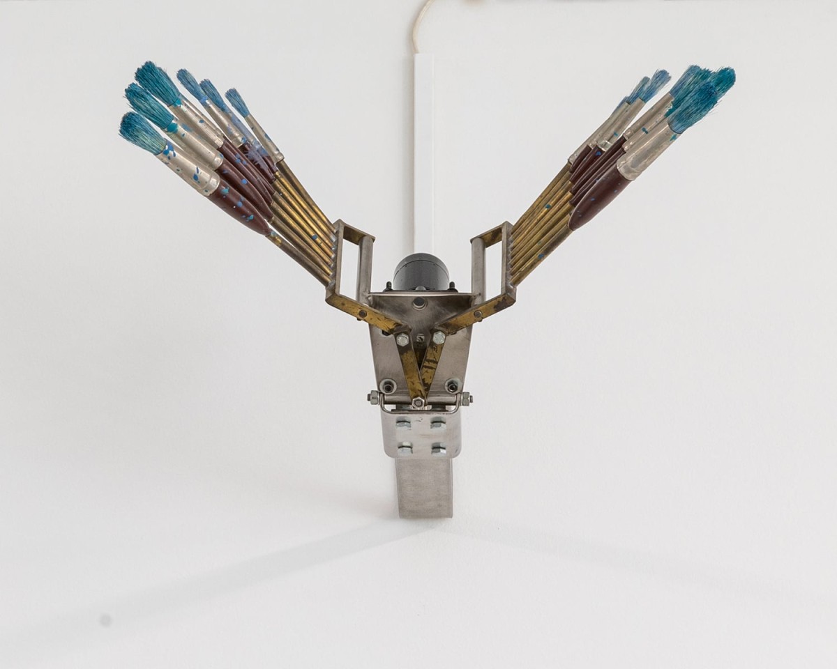 <strong>Rebecca Horn, </strong><em>Brush Machine</em>, 14 pinceaux, métal, moteur, transformateur 12v, minuterie mécanique, 30 x 45 x 33 cm, 1989, courtoisie coll. AL'H, photo : Théo Dufloo.