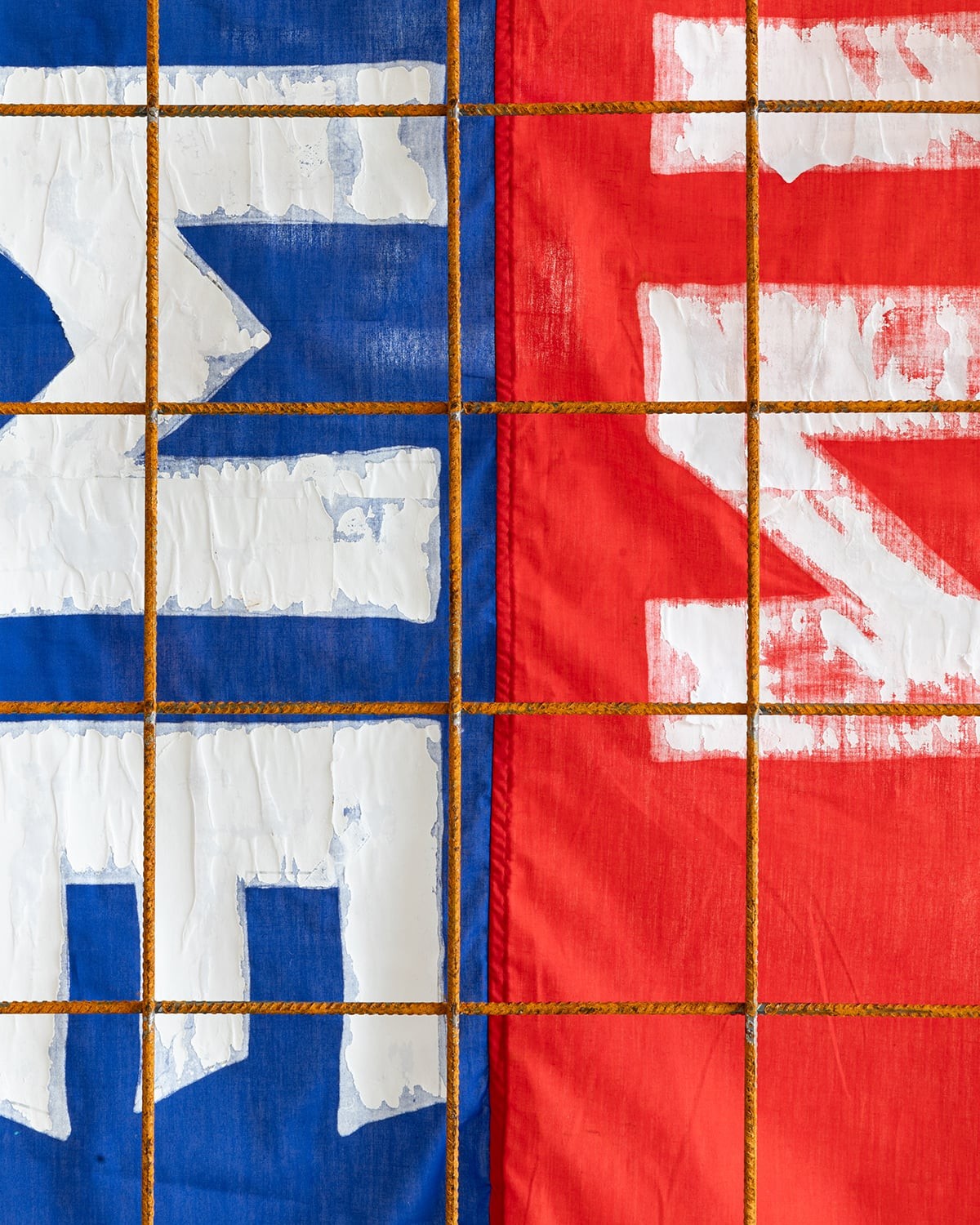 Gaëlle Choisne,<strong> </strong><em>Temple of Love – To be Ascetic (Totalilo)</em>, détail, sélection de 5 drapeaux peints à la main sur grilles métalliques, 2021, courtoisie galerie Air de Paris, photo : Théo Dufloo.