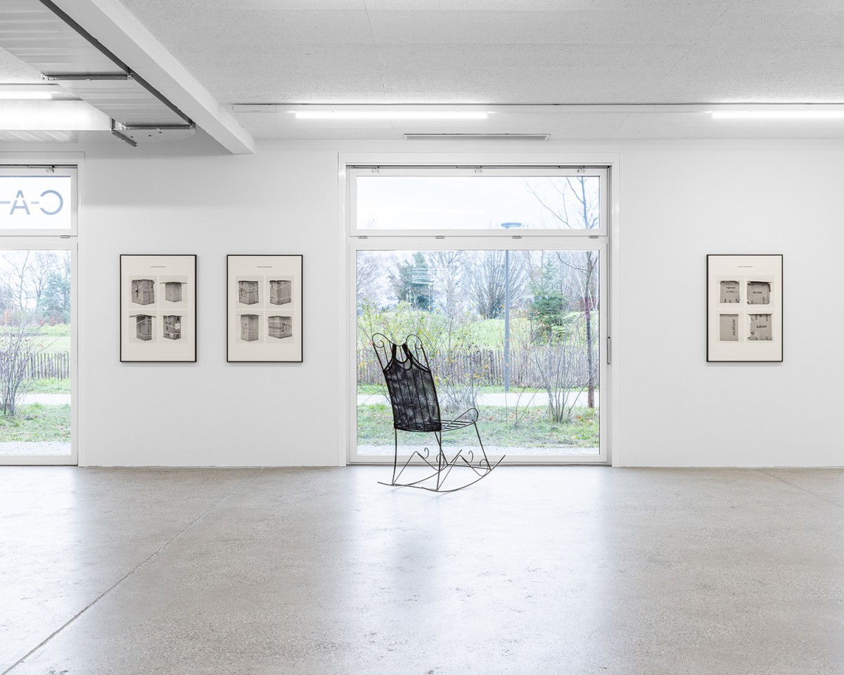 Vue d’exposition, « Towards an Affiniy of Hammers », (g. à d.), Jojo Gronostay, Lucas Erin, CALM – Centre d’Art La Meute, Lausanne, Suisse, 2025 / Photo: Théo Dufloo / Courtoisie des artistes et de la galerie Hubert Winter, Vienne / Curaté par Théo-Mario Coppola et Oriane Emery & Jean-Rodolphe Petter.